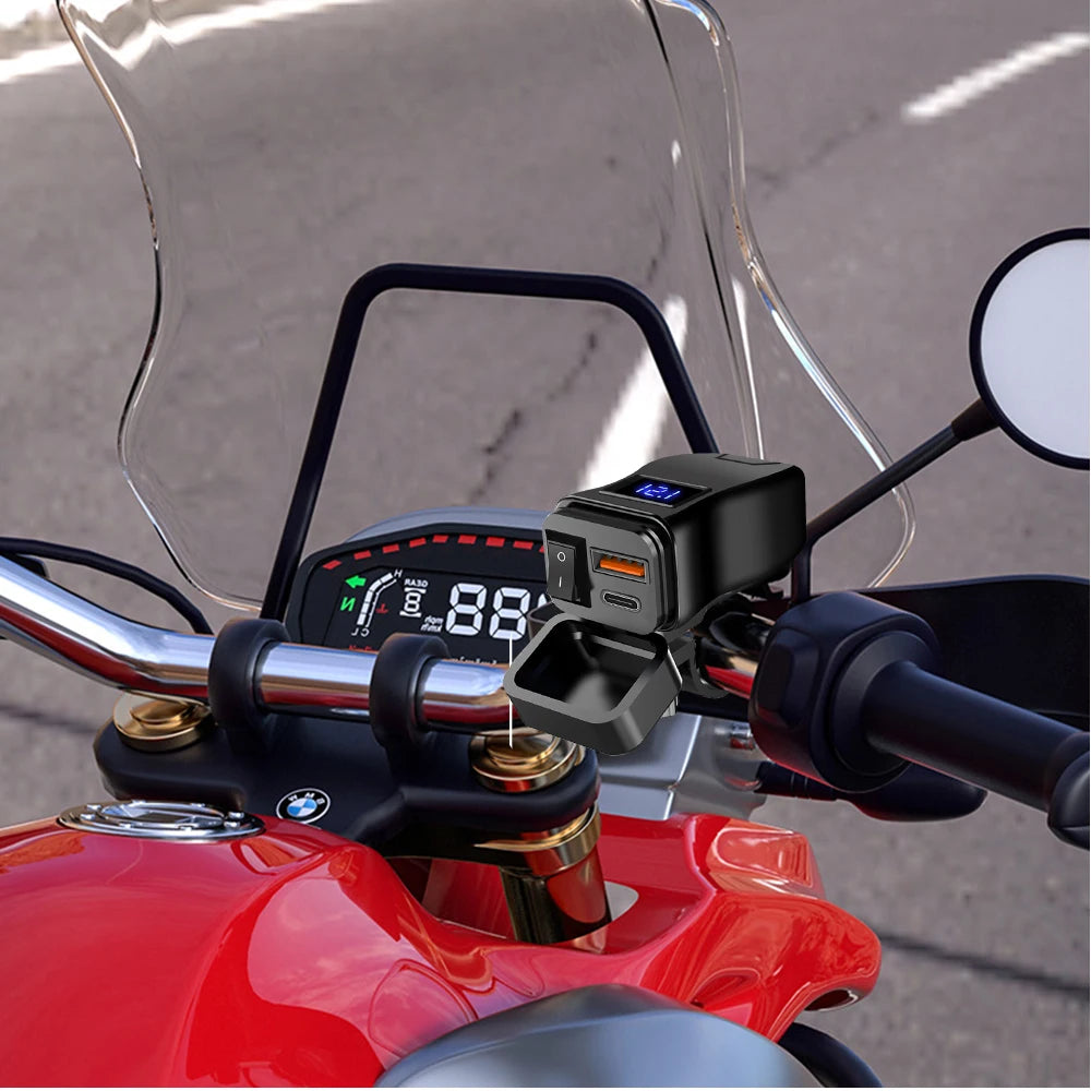Cargador USB Rápido para Moto — Puerto Tipo C y QC3.0 con Voltímetro
